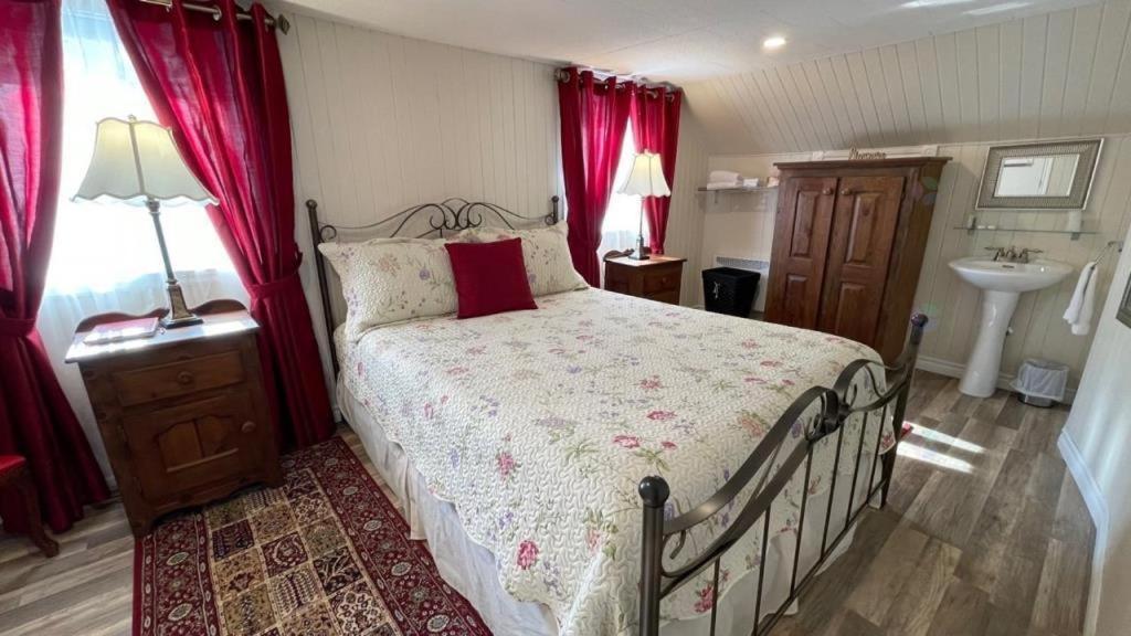 Les Chalets De La Colline Inc Baie-Sainte-Catherine Luaran gambar